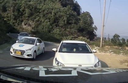 Ý thức giao thông: Clip tài xế KIA Cerato suýt trả giá đắt vì đổ đèo vượt ẩu